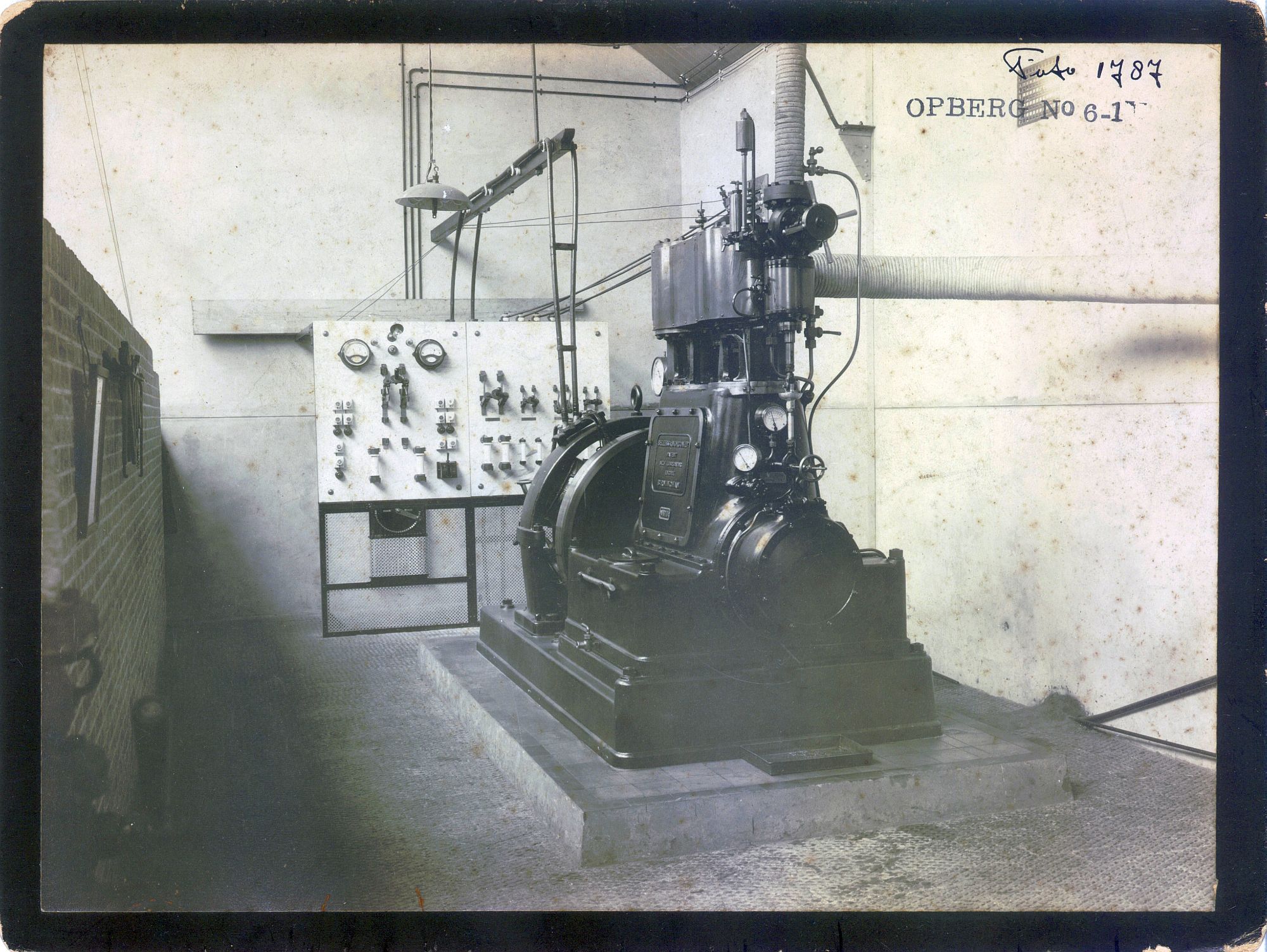 Schakelbord met stoommachine (1900)